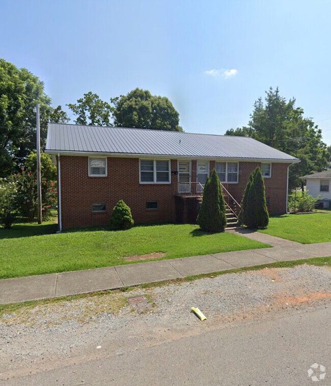 Building Photo - 213 E Walnut St Unit A Rental