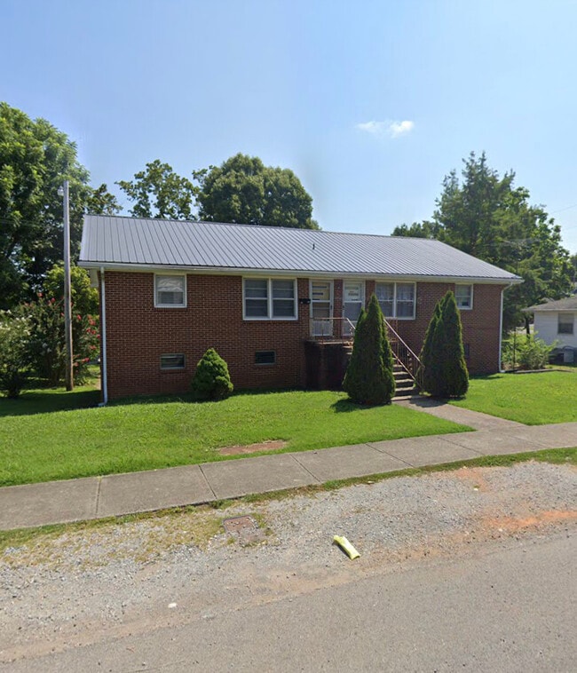 Photo - 213 E Walnut St Apartments Unit A