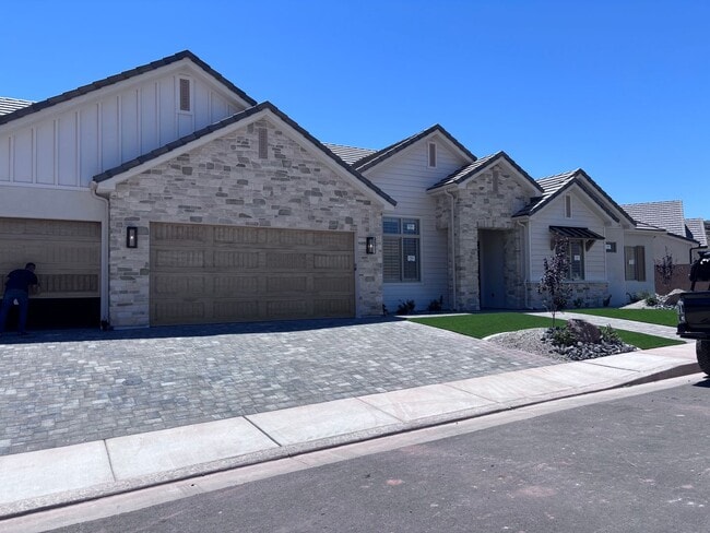 Building Photo - Brand New 3 bed plus office/2.5 bath in beautiful Coral Canyon!