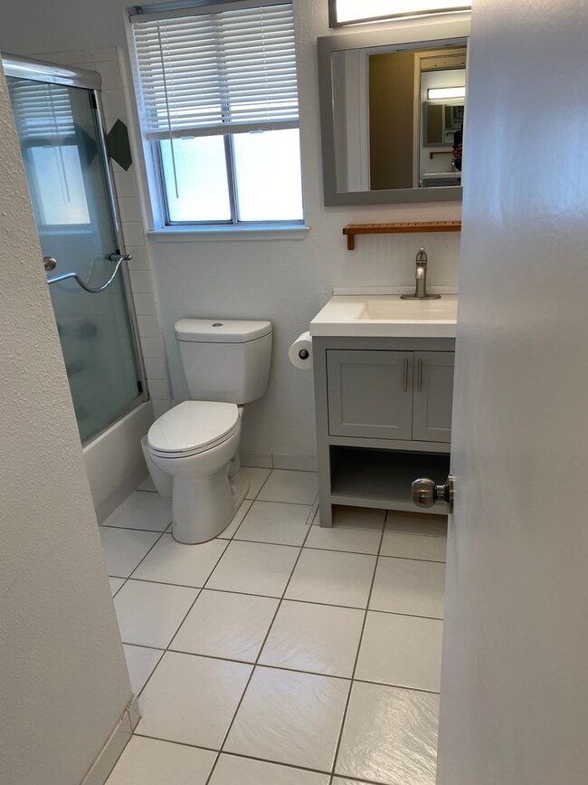 Building Photo - Clean Marina Condo (Park Marina)