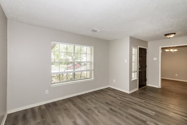 Photo - 4635 Linden Pl