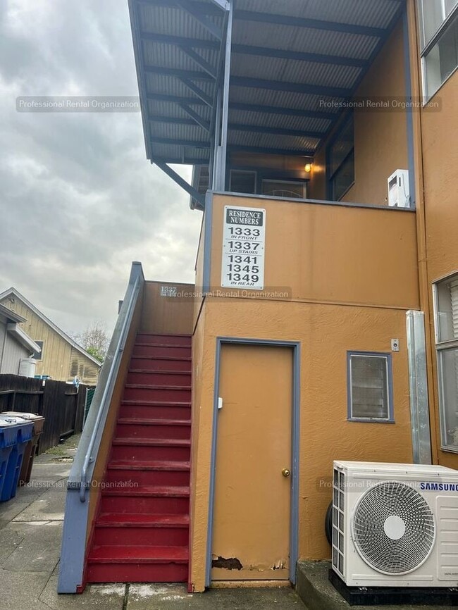 Building Photo - Experience the charm of Napa, CA living in this one-bedroom, one-bathroom apartment. Available now!!