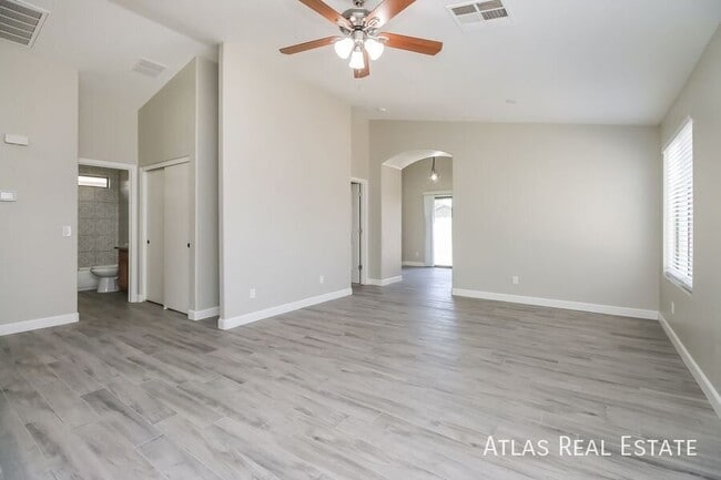 2472 W Wrangler Way