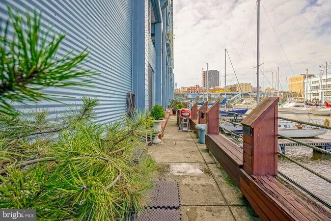 Photo - 3 N Christopher Columbus Blvd Unidad 111