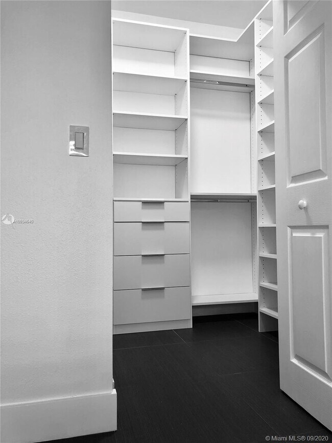 Photo - 533 NE 3rd Ave Unidad 404