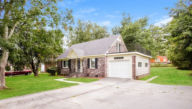 Building Photo - 1745 Bywood Dr