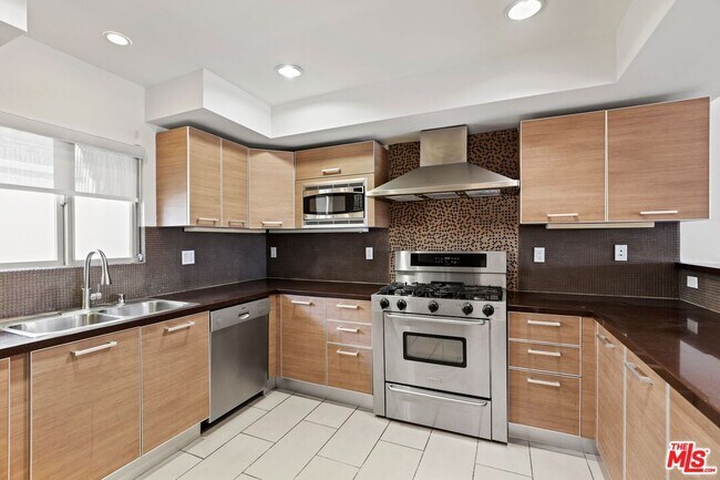 Photo - 1446 Armacost Ave Unit ph5