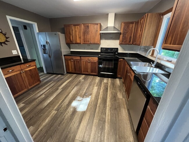 Photo - "Charming 3-Bedroom Retreat with Granite Elegance & Cozy Fireplace in Kernersville!"