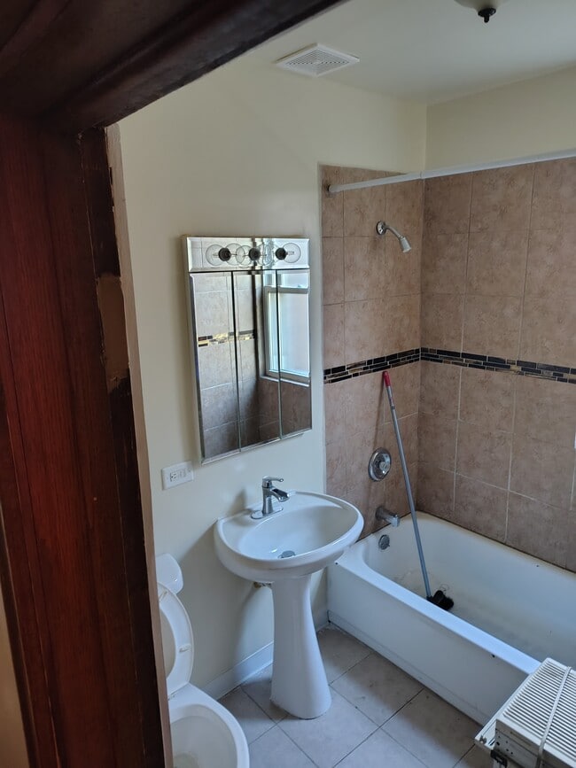 Bathroom - 3224 W Lexington St Unit 2