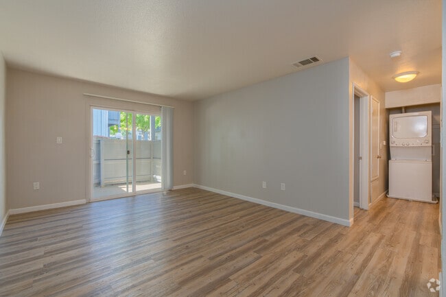 1BR, 1BA - 740SF - Living Room - Cottage Meadows