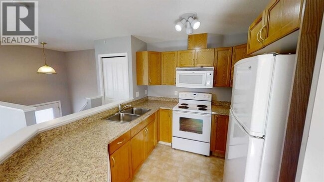 Photo - 9804-9899 99 St