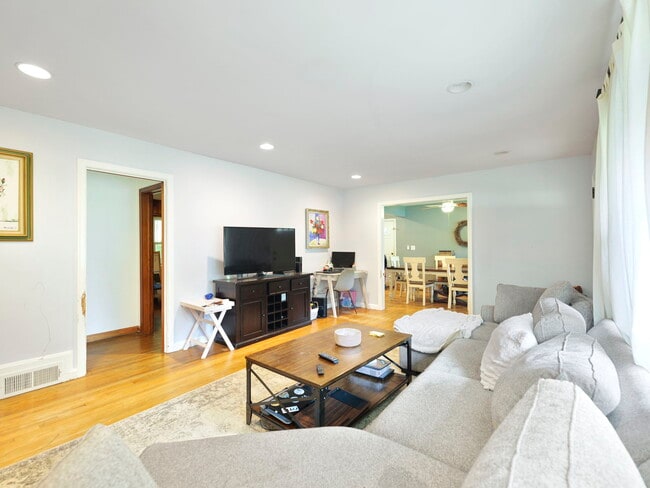 Photo - 1870 Briarlake Cir