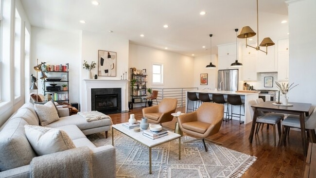 Photo - 2140 W Schiller St Unit 1N