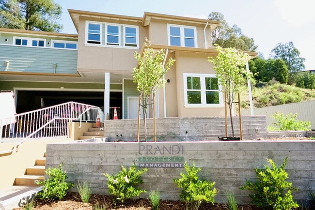 Building Photo - 10 E Crescent Dr Unit B