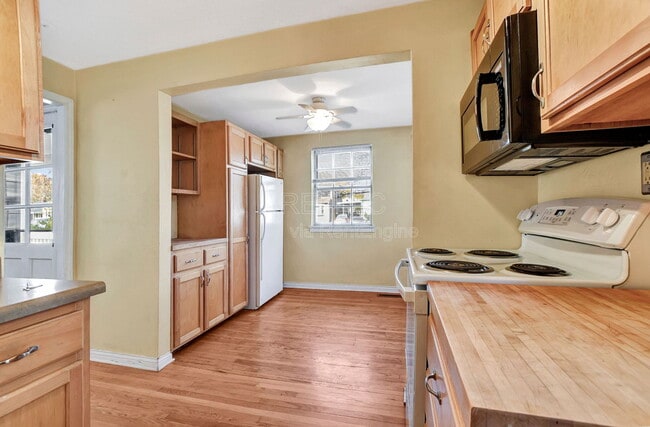 Photo - 704 Compton St