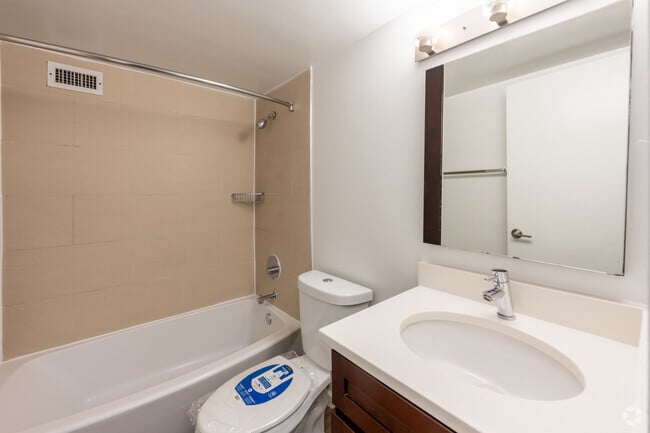 1BR, 1BA - 741SF - Bathroom