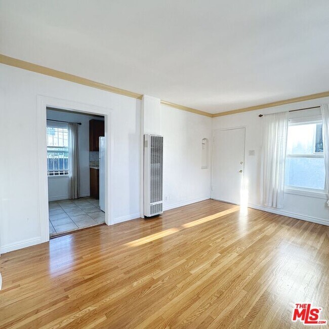 Photo - 1333 1/2 Masselin Ave