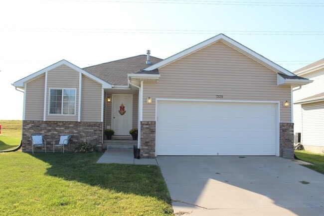 Building Photo - Great Home Close to New Schools and the Fallbrook YMCA