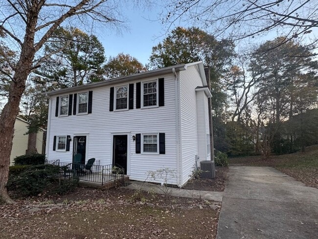 Building Photo - Great Location ! This 2 bedrooms, 1.5 bath townhome is conveniently located in Greer close to sho...