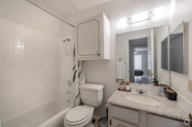 1BR, 1BA - 650SF - Bathroom