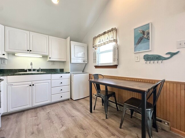 Photo - 148 E Burk Ave