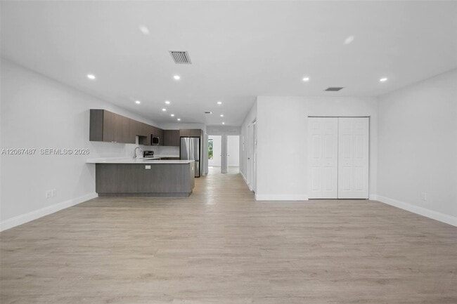 Building Photo - 349 NW 40th St Unit 203