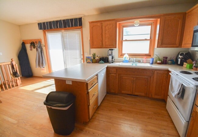 Photo - Great location, roomy yard, huge garage!