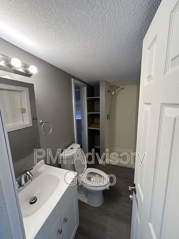 Photo - 323 1/2 SW Lindenwood Ave