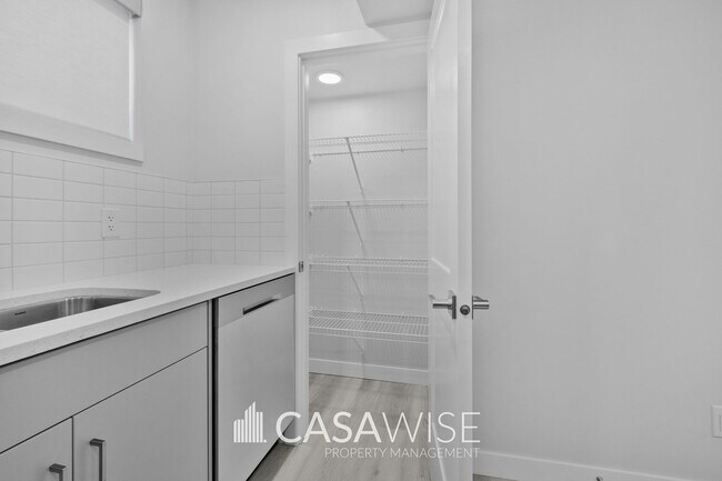 Photo - 10250-102157 157 St NW Unit Bsmt