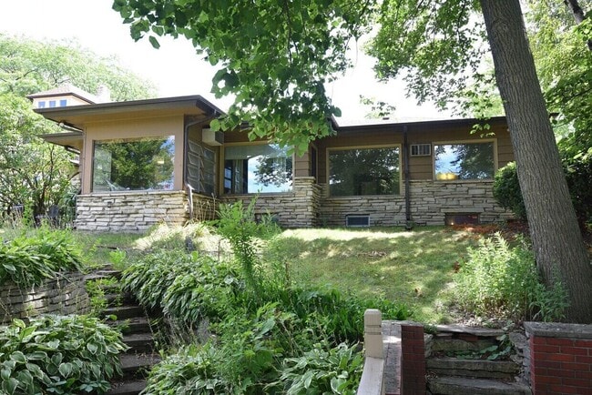 Building Photo - 716 W Rock Pl