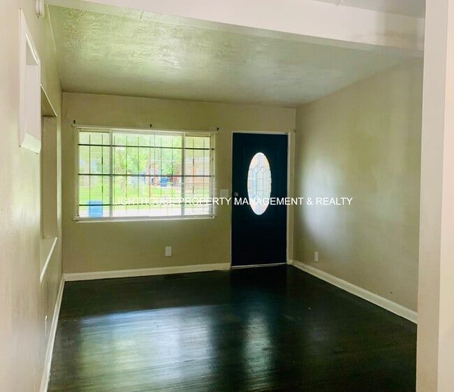 Photo - Huge 4 Bedroom Home With Sunroom And Garage