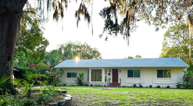 Great 4 Bedroom Mid-Century Home on 1/4 Ac... - Great 4 Bedroom Mid-Century Home on 1/4 Ac...