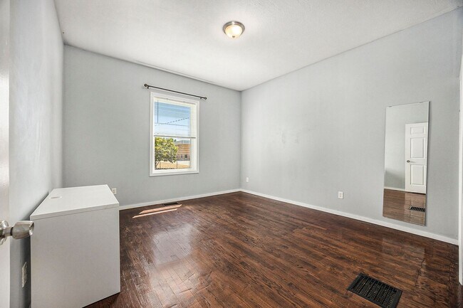 Photo - Spacious 5BR/2.5BA in Creston with Garage & Fenced Backyard