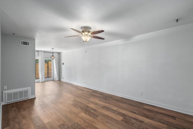 Photo - 6211 Manor Rd