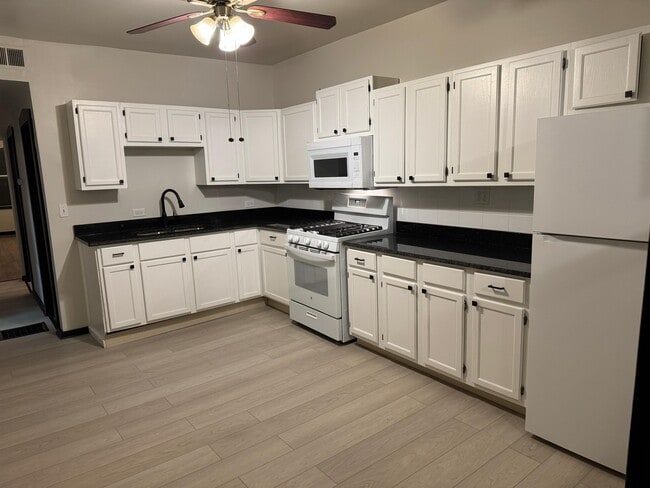 Building Photo - 2132 S Harding Ave Unit 2