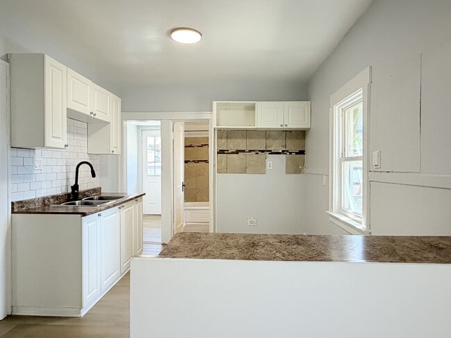 Photo - 1550-1550 George Ave