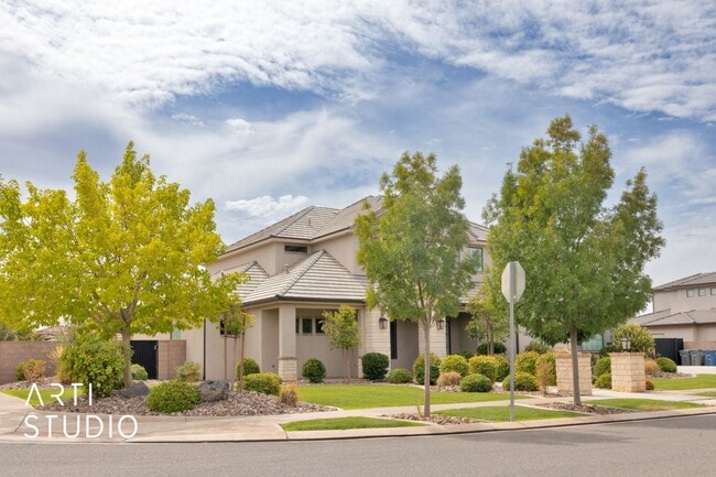 Photo - Gorgeous 5 bed 4 bath with AWESOME BACK YA...