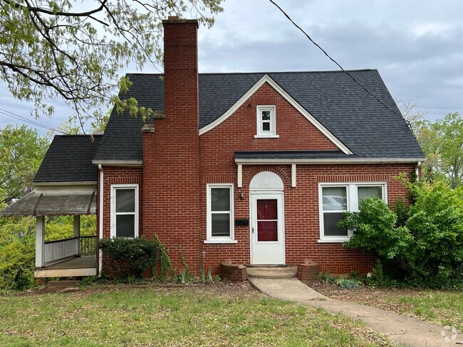 Building Photo - Brick Home with 1st Floor Bedroom