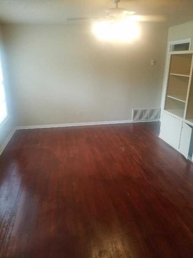 Photo - Single-family home Located in East Handley...
