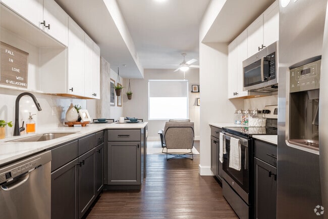2BR, 2BA - 845SF