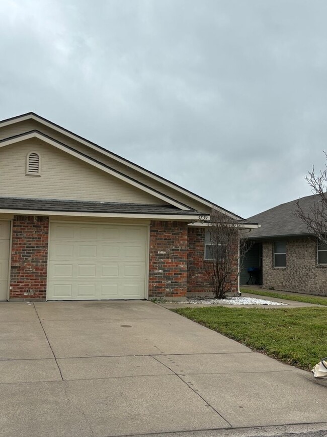 Building Photo - 3739 Hulen Park Cir
