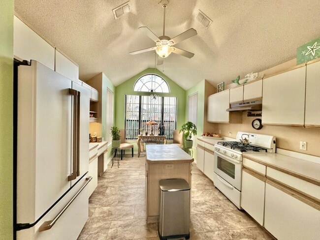 Photo - 2012 Mistral Ln E