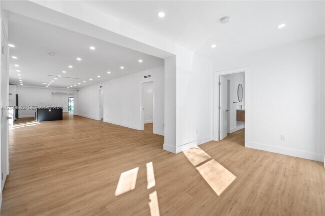 Photo - 665 NE 117th St