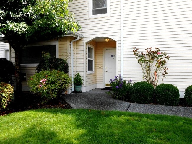 Building Photo - Refreshed 2 bed 2 bath Everett Condo $2099...