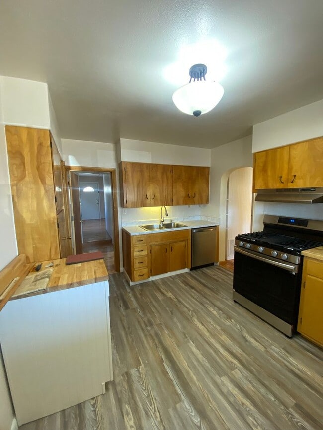 Photo - 835 Robinson Ave