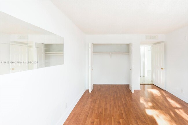 Photo - 6770 Indian Creek Dr Unit 4P