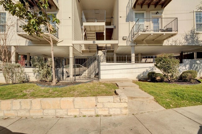 2500 Leon St