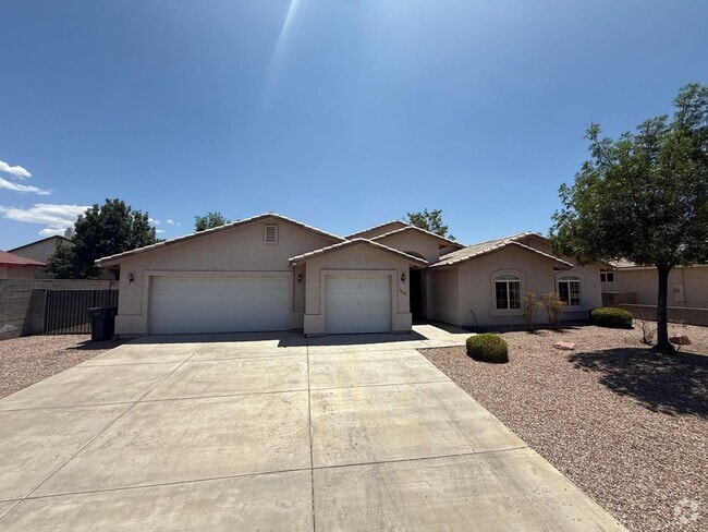 Building Photo - 3 Bedroom 2 Bathroom Home