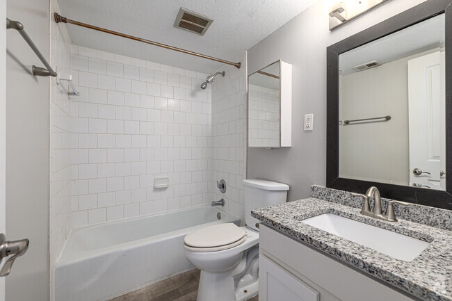 2BR 2BA 1000 SF: Primary Bathroom