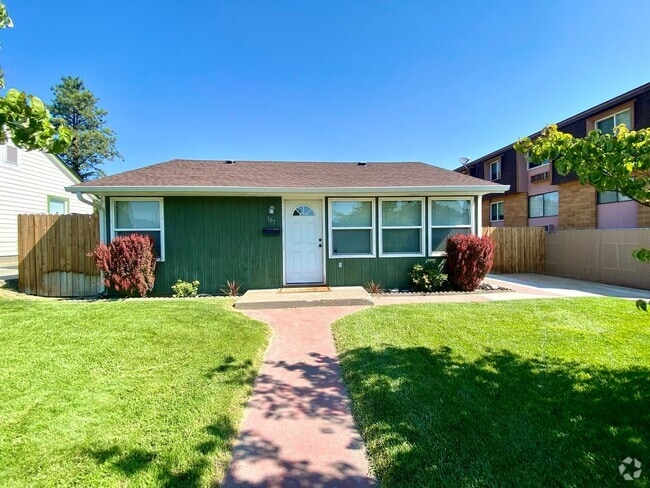 Building Photo - Updated Selah Home with Large Yard